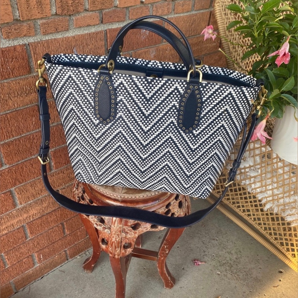 🤍💙gorgeous Micheal kors Brooklyn Large Woven Leather Satchel white and navy 🤍💙 - Picture 2 of 11